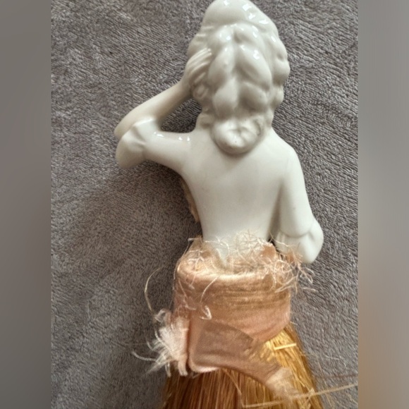 Vintage Victorian Porcelain Half Doll Vanity /Crumb Whisk Brush - Picture 4 of 8